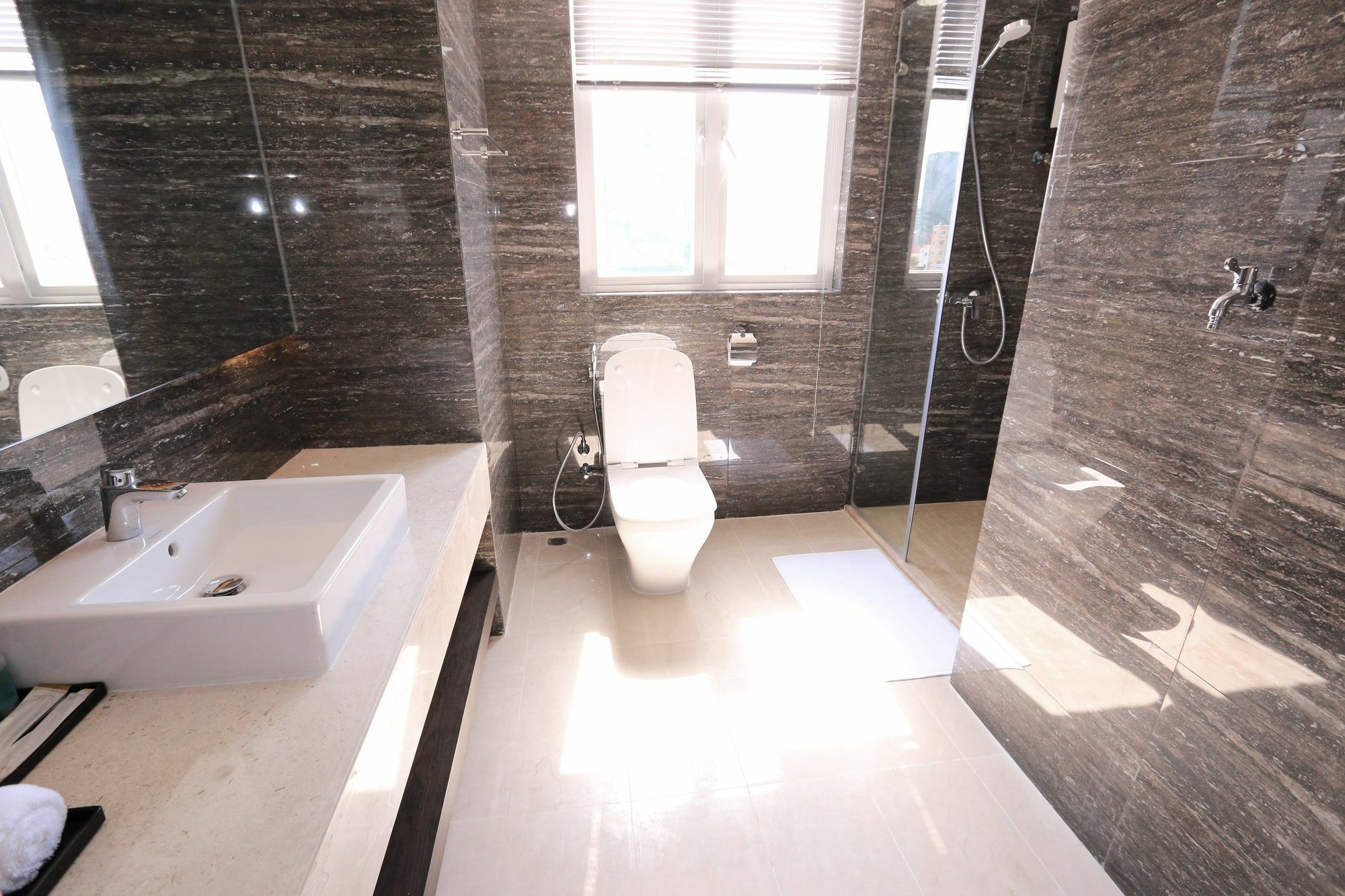 Eastland Hotel & Apartment Phnom Penh Dış mekan fotoğraf