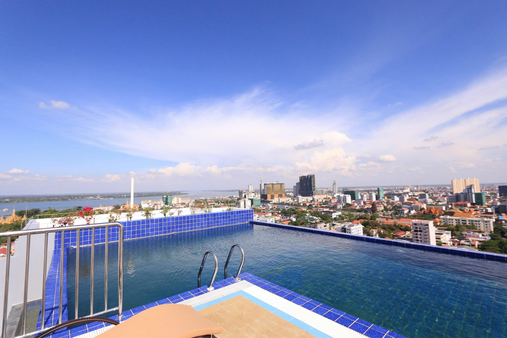 Eastland Hotel & Apartment Phnom Penh Dış mekan fotoğraf
