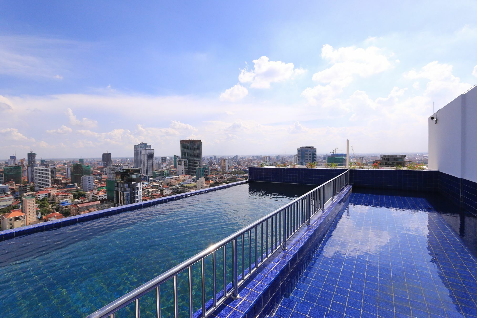 Eastland Hotel & Apartment Phnom Penh Dış mekan fotoğraf