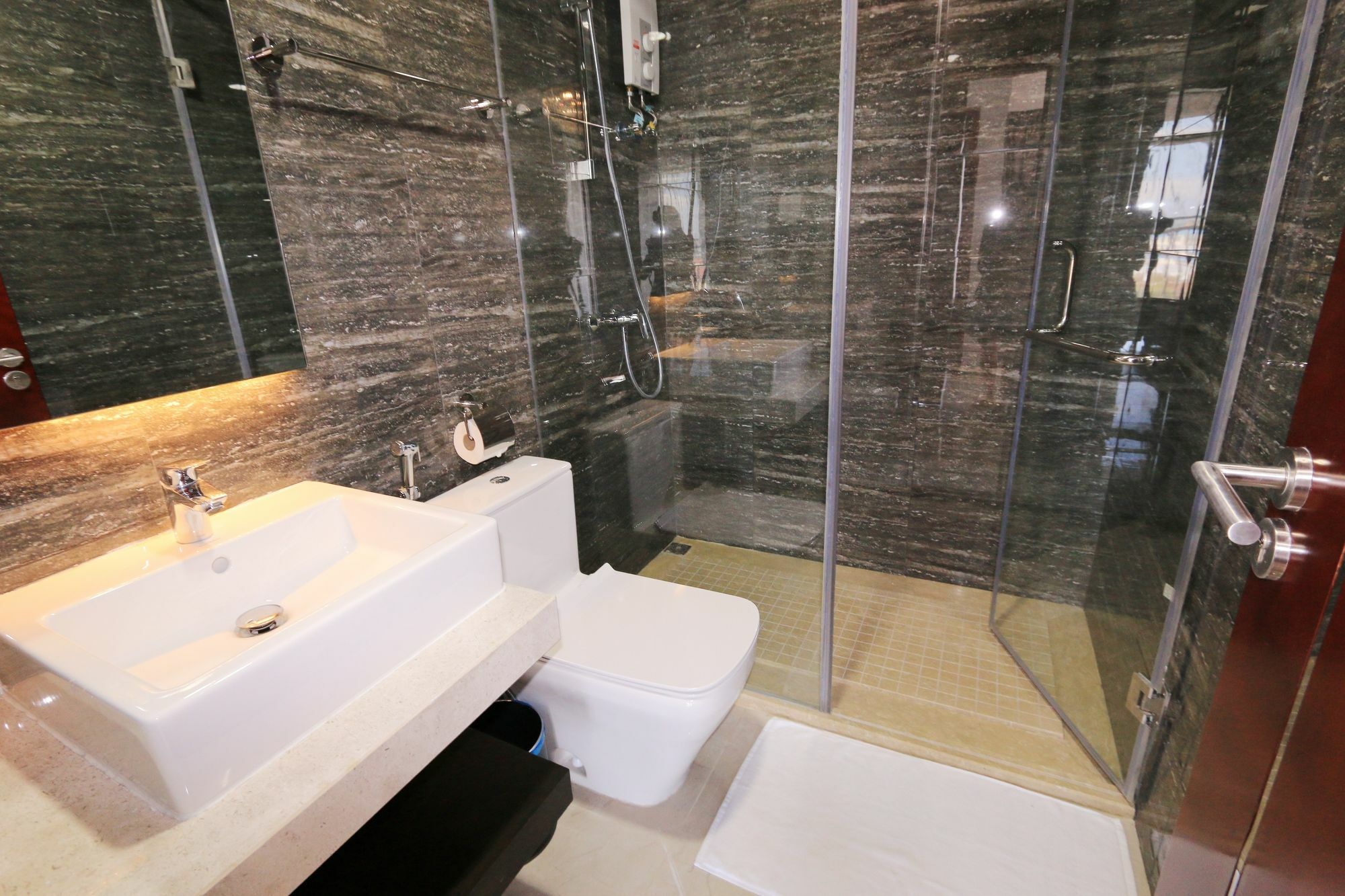 Eastland Hotel & Apartment Phnom Penh Dış mekan fotoğraf