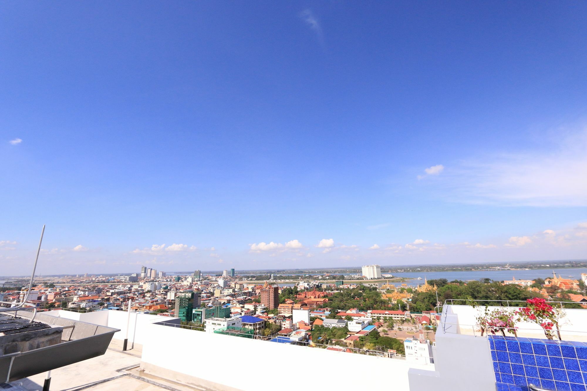Eastland Hotel & Apartment Phnom Penh Dış mekan fotoğraf