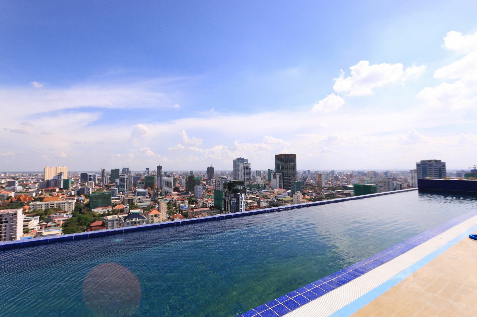 Eastland Hotel & Apartment Phnom Penh Dış mekan fotoğraf
