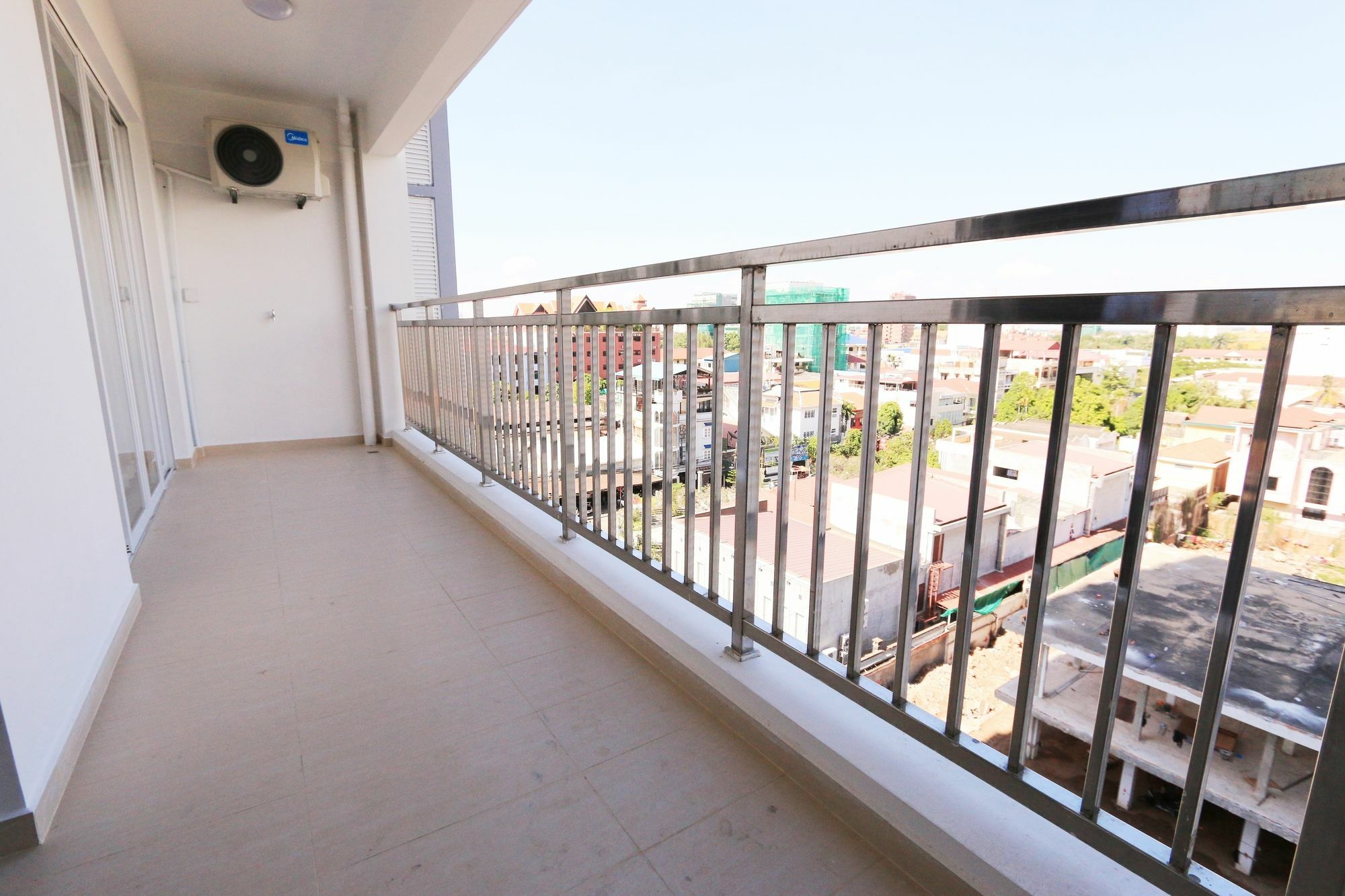 Eastland Hotel & Apartment Phnom Penh Dış mekan fotoğraf